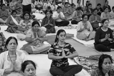 Delhi, Hindistan, 19 Haziran 2022 Balaji Tapınağı, Vivek Vihar, Uluslararası Yoga Günü, yoga sınıfına katılan yetişkinler için farklı yaş grupları için yoga seansı