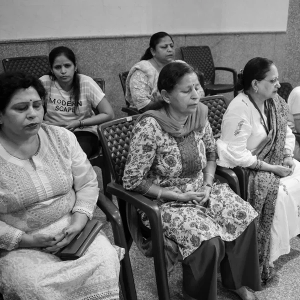 Delhi, Hindistan, 19 Haziran 2022 Balaji Tapınağı, Vivek Vihar, Uluslararası Yoga Günü, yoga sınıfına katılan yetişkinler için farklı yaş grupları için yoga seansı