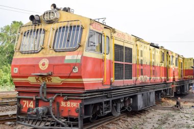Kalka, Haryana, Hindistan 14 Mayıs 2022 - Kalka tren istasyonunda dizel lokomotif motoru, Kalka Shimla oyuncak tren dizel lokomotif motoru