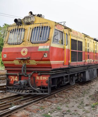 Kalka, Haryana, Hindistan 14 Mayıs 2022 - Kalka tren istasyonunda dizel lokomotif motoru, Kalka Shimla oyuncak tren dizel lokomotif motoru