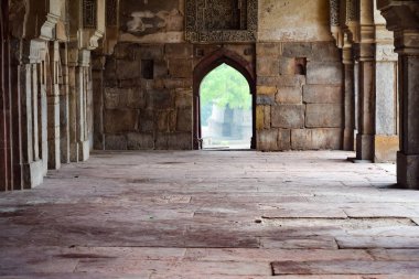 Lodhi Gardens, Delhi, Hindistan 'daki Babür Mimarisi, Lodhi Garden' daki üç kubbeli caminin içindeki Güzel Mimari Cuma namazının camisi, Lodhi Bahçesi Mezarı