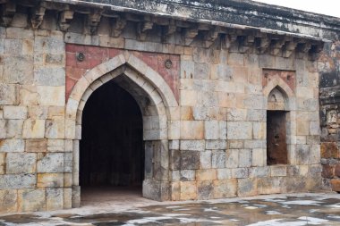 Lodhi Gardens, Delhi, Hindistan 'daki Babür Mimarisi, Lodhi Garden' daki üç kubbeli caminin içindeki Güzel Mimari Cuma namazının camisi, Lodhi Bahçesi Mezarı