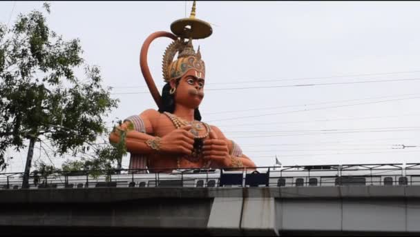 Delhi Bahn Zug Vorbei Der Nähe Große Statue Von Herrn — Stockvideo