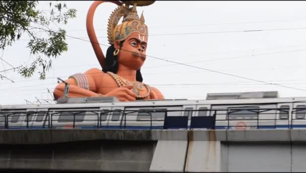 Delhi Metra Pociąg Przechodzący Pobliżu Wielkiego Posągu Pana Hanumana Znajduje — Wideo stockowe