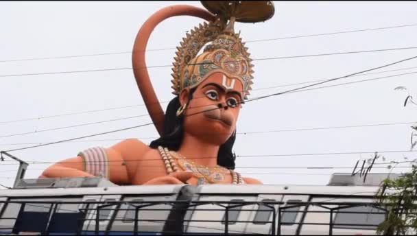 Groot Standbeeld Van Lord Hanuman Buurt Van Delhi Metro Brug — Stockvideo