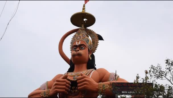 Große Statue Von Lord Hanuman Der Nähe Der Delhi Bahn — Stockvideo