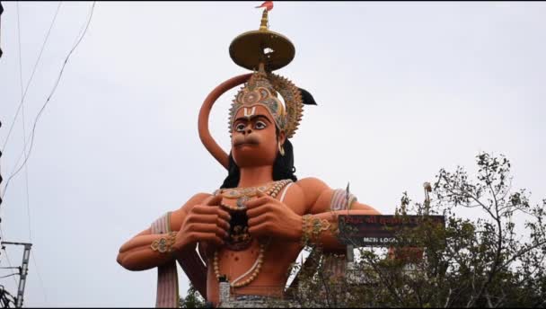 デリーの近くにあるデリー地下鉄橋の近くにあるハンマン卿の大きな像インドのデリー カロル 空に触れるハンマン卿の大きな像 — ストック動画