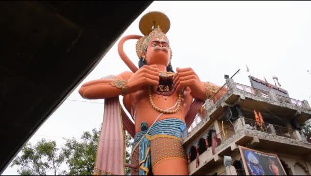 Gran Estatua Del Señor Hanuman Cerca Del Puente Metro Delhi — Vídeos de Stock