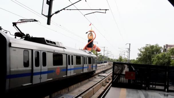 Delhi Metra Pociąg Przechodzący Pobliżu Wielkiego Posągu Pana Hanumana Znajduje — Wideo stockowe