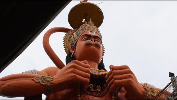 Große Statue Von Lord Hanuman Der Nähe Der Delhi Bahn — Stockvideo
