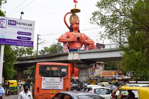 Yeni Delhi, Hindistan - 21 Haziran 2022 - Delhi, Hindistan yakınlarındaki Delhi metro köprüsünün yanındaki Lord Hanuman 'ın büyük heykeli