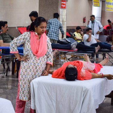 Delhi, Hindistan, 19 Haziran 2022 - Balaji Tapınağı, Vivek Vihar, Delhi, Hindistan 'da düzenlenen Kan bağışı kampında her yıl 14 Haziran' da kan bağışı günü, Temple 'da kan bağışı kampı