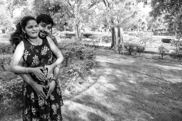 Hintli Çift Hamilelik Çekimleri Için Poz Veriyor Çift Yeşil Çimenli — Stok fotoğraf