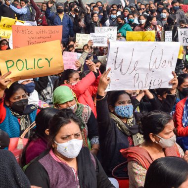 Yeni Delhi, Hindistan 25 Aralık 2021 - Delhi Sözleşmeli Konuk Öğretmenler Delhi AAP Hükümetini protesto eden posterler, bayraklar ve graffitilerle protesto ettiler