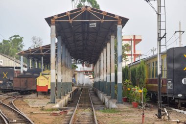 Oyuncak tren rayları gündüz vakti Hindistan 'daki Kalka tren istasyonu, oyuncak tren yolu manzarası, Hint tren yolu kavşağı, ağır sanayi