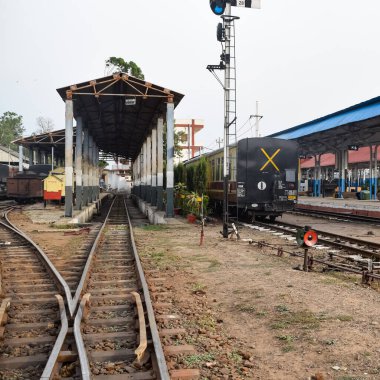 Oyuncak tren rayları gündüz vakti Hindistan 'daki Kalka tren istasyonu, oyuncak tren yolu manzarası, Hint tren yolu kavşağı, ağır sanayi