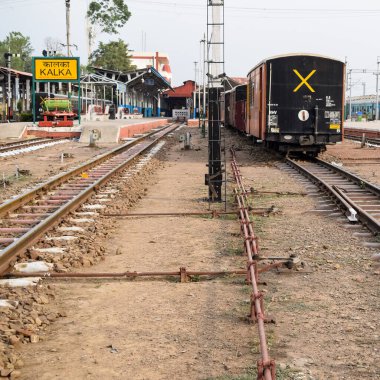 Oyuncak tren rayları gündüz vakti Hindistan 'daki Kalka tren istasyonu, oyuncak tren yolu manzarası, Hint tren yolu kavşağı, ağır sanayi