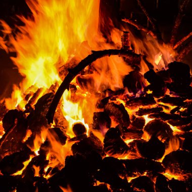 Siyah arka planda alevler, alev alev dokusu arka planda, çok güzel, ateş yanıyor, ateş odun ve inek gübresi ateşiyle yanıyor.