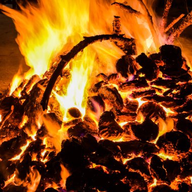 Siyah arka planda alevler, alev alev dokusu arka planda, çok güzel, ateş yanıyor, ateş odun ve inek gübresi ateşiyle yanıyor.