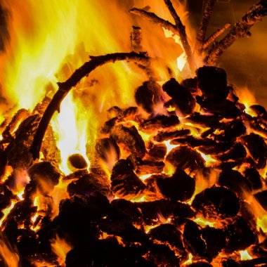 Siyah arka planda alevler, alev alev dokusu arka planda, çok güzel, ateş yanıyor, ateş odun ve inek gübresi ateşiyle yanıyor.