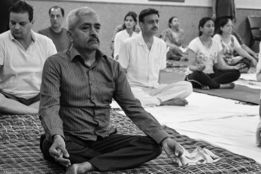 Delhi, Hindistan, 19 Haziran 2022 Balaji Tapınağı, Vivek Vihar, Uluslararası Yoga Günü, yoga sınıfına katılan yetişkinler için farklı yaş grupları için yoga seansı