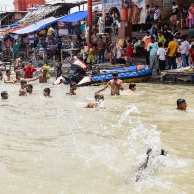 Garh Mukteshwar, Uttar Pradesh, Hindistan - 11 Haziran 2022 - Hindular için çok ünlü dini bir yer olan Garh Ganga Brij ghat manzarası olan Nirjala Ekadashi için insanlar kutsal bir dalış yapıyorlar.