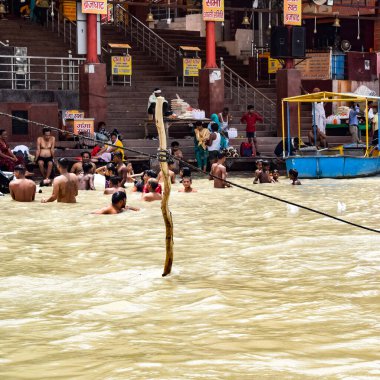 Garh Mukteshwar, Uttar Pradesh, Hindistan - 11 Haziran 2022 - Hindular için çok ünlü dini bir yer olan Garh Ganga Brij ghat manzarası olan Nirjala Ekadashi için insanlar kutsal bir dalış yapıyorlar.
