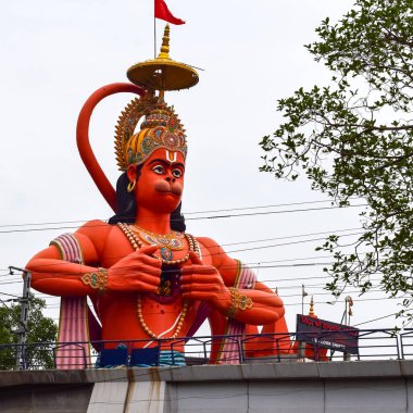 Karol Bagh, Delhi, Hindistan yakınlarındaki Delhi metro köprüsünün yakınındaki Tanrı Hanuman 'ın büyük heykeli.