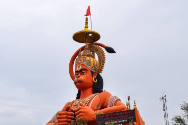 Karol Bagh, Delhi, Hindistan yakınlarındaki Delhi metro köprüsünün yakınındaki Tanrı Hanuman 'ın büyük heykeli.