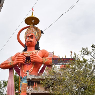 Karol Bagh, Delhi, Hindistan yakınlarındaki Delhi metro köprüsünün yakınındaki Tanrı Hanuman 'ın büyük heykeli.