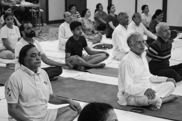 Delhi India Junio 2022 Grupo Sesión Ejercicios Yoga Para Personas — Foto de Stock