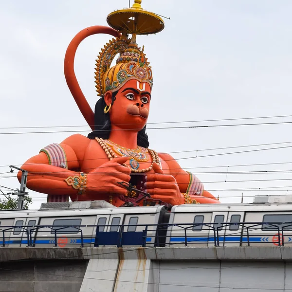 Karol Bagh, Delhi, Hindistan yakınlarındaki Delhi metro köprüsünün yakınındaki Tanrı Hanuman 'ın büyük heykeli.