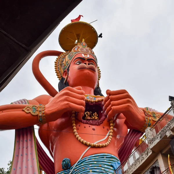 位于印度德里Karol Bagh附近的Delhi地铁站桥附近的Hanuman勋爵大雕像 与天空相碰的Hanuman勋爵大雕像 — 图库照片