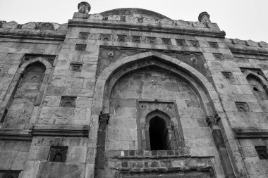 Lodhi Gardens, Delhi, Hindistan 'daki Babür Mimarisi, Lodhi Garden' daki üç kubbeli caminin içindeki Güzel Mimari Cuma namazının camisi, Lodhi Bahçesi Mezarı