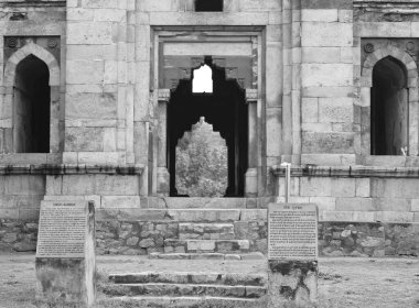 Lodhi Gardens, Delhi, Hindistan 'daki Babür Mimarisi, Lodhi Garden' daki üç kubbeli caminin içindeki Güzel Mimari Cuma namazının camisi, Lodhi Bahçesi Mezarı