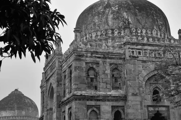 印度德里Lodhi花园内的Mughal建筑 Lodhi花园内三个圆顶清真寺内的美丽建筑据说是星期五祈祷的清真寺 Lodhi花园坟墓 — 图库照片