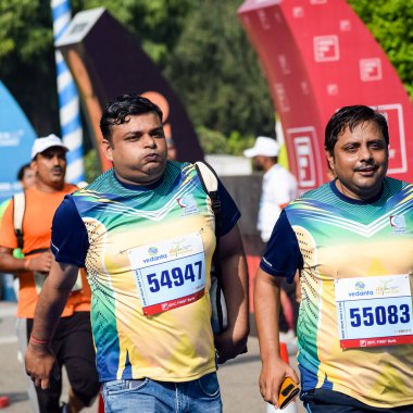 Yeni Delhi, Hindistan - 16 Ekim 2022 - Bitmek üzere olan maraton katılımcılarının bitiş çizgisini geçmek üzere olan Delhi Yarı Maratonu 2022