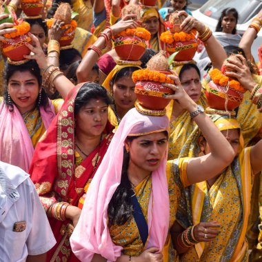 Yeni Delhi, Hindistan 3 Nisan 2022 - Jagannath Tapınağı sırasında Kalaşlı kadınlar Mangal Kalash Yatra, Hintli Hintli dindarlar üzerinde hindistan cevizi olan kutsal su dolu toprak kapları taşıyorlar