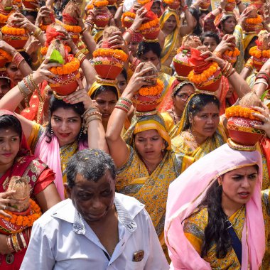 Yeni Delhi, Hindistan 3 Nisan 2022 - Jagannath Tapınağı sırasında Kalaşlı kadınlar Mangal Kalash Yatra, Hintli Hintli dindarlar üzerinde hindistan cevizi olan kutsal su dolu toprak kapları taşıyorlar