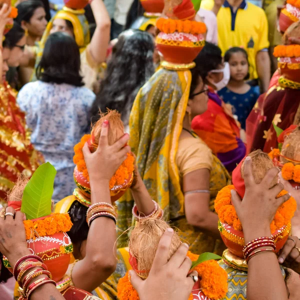 2022年4月3日 印度新德里 印度印度教信徒在贾甘纳坦寺曼加尔 卡拉什 Mangal Kalash Yatra 头戴卡拉什 Kalash 的妇女端着装有圣水和椰子的陶罐 — 图库照片