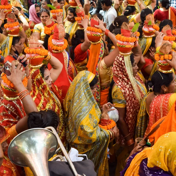 Nueva Delhi India Abril 2022 Mujeres Con Kalash Cabeza Durante — Foto de Stock