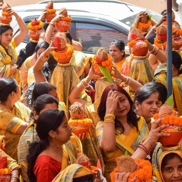 Νέο Δελχί Ινδία Απριλίου 2022 Γυναίκες Kalash Στο Κεφάλι Κατά — Φωτογραφία Αρχείου
