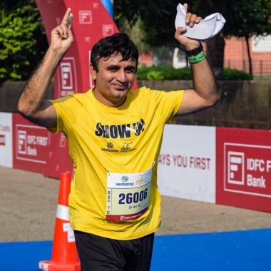 Yeni Delhi, Hindistan - 16 Ekim 2022 - Bitmek üzere olan maraton katılımcılarının bitiş çizgisini geçmek üzere olan Delhi Yarı Maratonu 2022