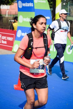 Yeni Delhi, Hindistan - 16 Ekim 2022 - Bitmek üzere olan maraton katılımcılarının bitiş çizgisini geçmek üzere olan Delhi Yarı Maratonu 2022