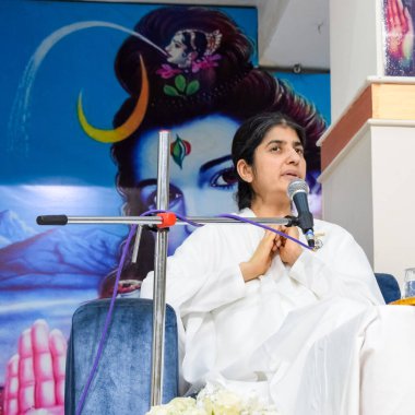 Yeni Delhi, Hindistan, 16 Ekim 2022 Shivani meditasyon sırasında, BK Shivani, daha çok bilinen adıyla BK Shivani, Hindistan 'ın Brahma Kumaris ruhani yoga ve meditasyon hareketinde öğretmendir.