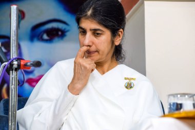 Yeni Delhi, Hindistan, 16 Ekim 2022 Shivani meditasyon sırasında, BK Shivani, daha çok bilinen adıyla BK Shivani, Hindistan 'ın Brahma Kumaris ruhani yoga ve meditasyon hareketinde öğretmendir.