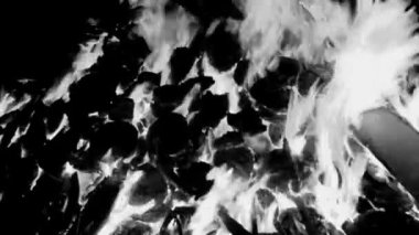 Siyah arka planda ateş alevleri, alev alev dokusu arka planda, çok güzel, ateş yanıyor, odun ve inek gübresi ile ateş siyah ve beyaz şenlik ateşi