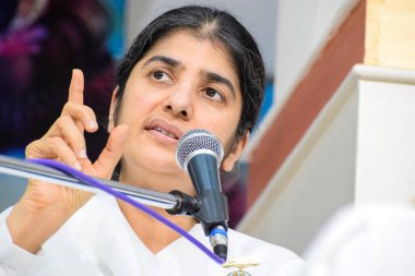 Yeni Delhi, Hindistan, 16 Ekim 2022 - Shivani BK Shivani meditasyon sırasında BK Shivani, daha çok bilinen adıyla BK Shivani, Hindistan 'ın Brahma Kumaris ruhani yoga ve meditasyon hareketinde öğretmendir.