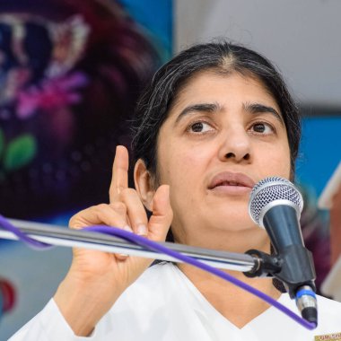 Yeni Delhi, Hindistan, 16 Ekim 2022 - Shivani BK Shivani meditasyon sırasında BK Shivani, daha çok bilinen adıyla BK Shivani, Hindistan 'ın Brahma Kumaris ruhani yoga ve meditasyon hareketinde öğretmendir.