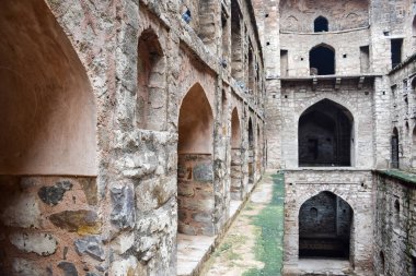 Connaught 'un ortasında yer alan Agrasen Ki Baoli (Step Well), Eski Delhi Arkeoloji İnşaatı' na yerleştirilmiştir.